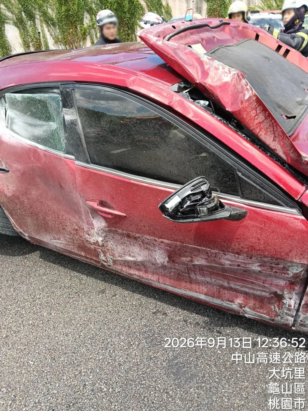警方調查，郭姓男子駕駛紅色馬自達行經林口下坡路段撞擊護欄後，整輛車側翻並飛越4線車道，車體零件散落一地。（圖／警方提供）