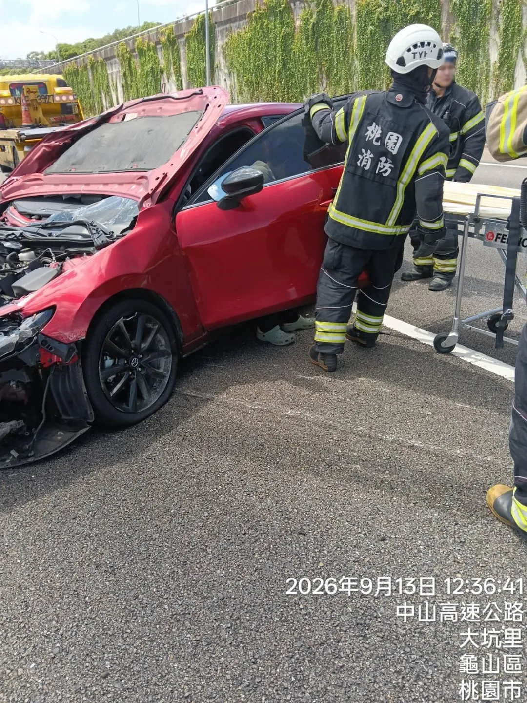 昨（13）日32歲郭姓男子駕駛紅色馬自達小客車，行經國1南向林口下坡路段時，車輛因不明原因失控撞擊外側水泥護欄後側翻。（圖／警方提供）