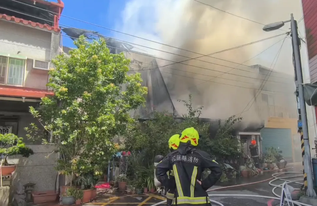 花蓮市國福里福光街一棟二樓連棟透天民宅今(14)日上午發生火警。(圖/翻攝畫面)