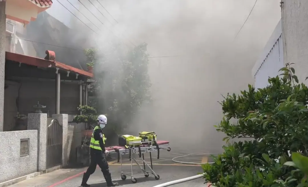 火警現場濃煙密布、火勢猛烈,幾乎整條巷子都看不清前方。(圖/翻攝畫面)
