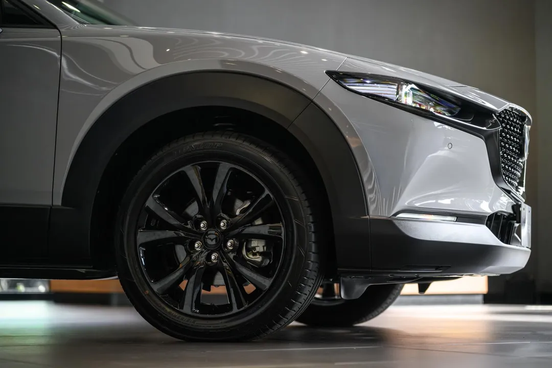 CX-30 AIR EDITION搭配黑色鋁圈，營造更鮮明運動氣息（圖／中天車享家朱朱哥來聊車）