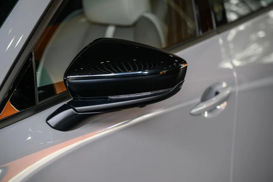 黑色後視鏡外殼搭配車身，CX-30 AIR EDITION細節更有型（圖／中天車享家朱朱哥來聊車）