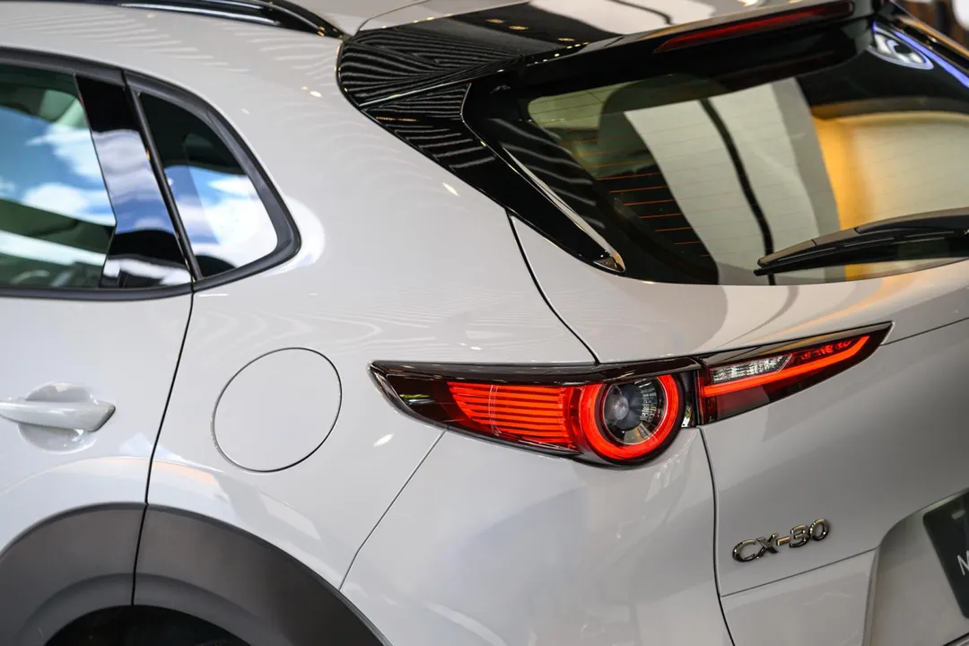 CX-30尾燈維持家族設計，車尾線條依舊簡潔俐落（圖／中天車享家朱朱哥來聊車）