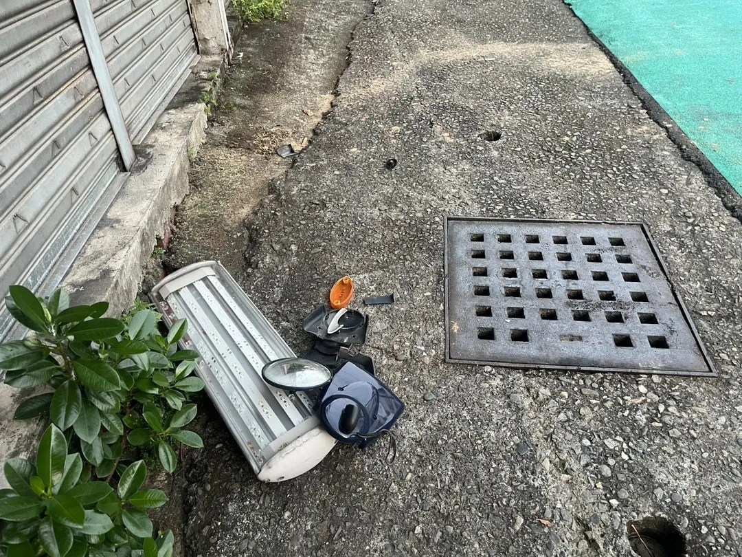 這起事故導致左側後照鏡與路燈掉落。（圖／警方提供）