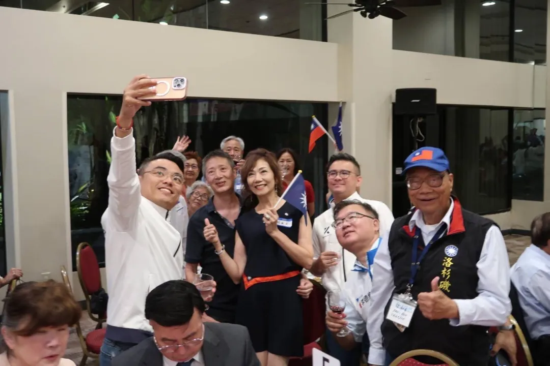 國民黨團首席副書記長洪孟楷、立委黃健豪，以及中常委兼主席特別顧問李德維，訪美期間特別安排24小時快閃南加州，與當地僑胞拍照留念。（洪孟楷辦公室提供）