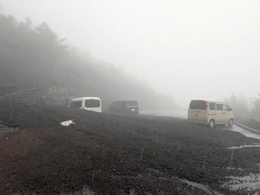 富士山非登山季節天候惡劣，本月五合目停車場才發生山崩。（圖／路透）