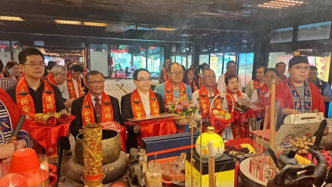 台北市政府法務局長連堂凱(左一)及蔣萬安競選幕僚團隊出席姜太公祝壽大典。（圖／姜太公道場提供）