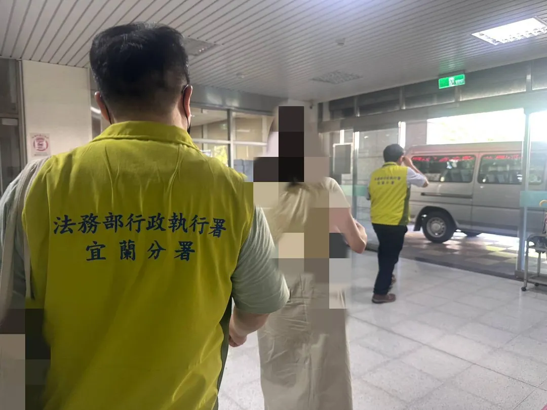 欠稅139萬餘出國遭攔截,基隆水果商管收7小時獲釋。(圖/宜蘭分署提供)