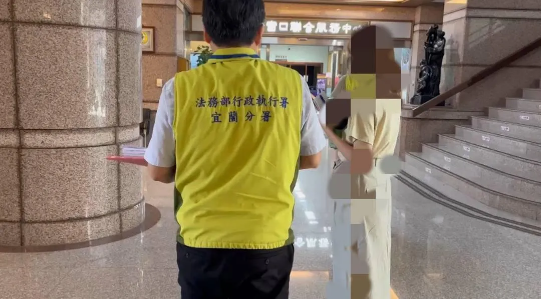 欠稅139萬餘出國遭攔截,基隆水果商管收7小時獲釋。(圖/宜蘭分署提供)