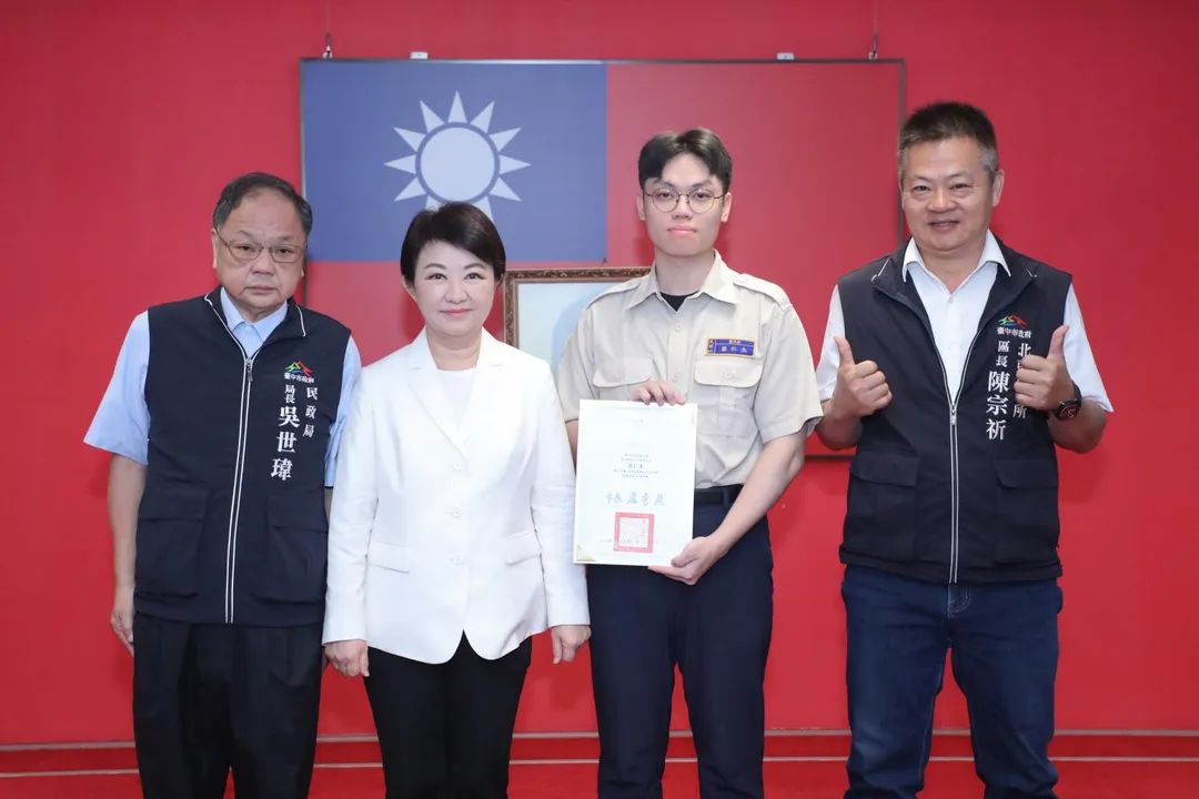 中市替代役男CPR＋AED救人，盧秀燕市長親頒獎狀讚「救命英雄」守護市民。（圖／台中市政府）