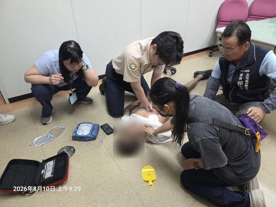 台中市北屯區公所替代役男蔡仁杰日前遇到民眾突然倒地失去意識，他立即運用初級緊急救護技術員（EMT-1）專業知識，實施CPR與使用AED救人，替患者爭取黃金救援時間。（圖／翻攝畫面）