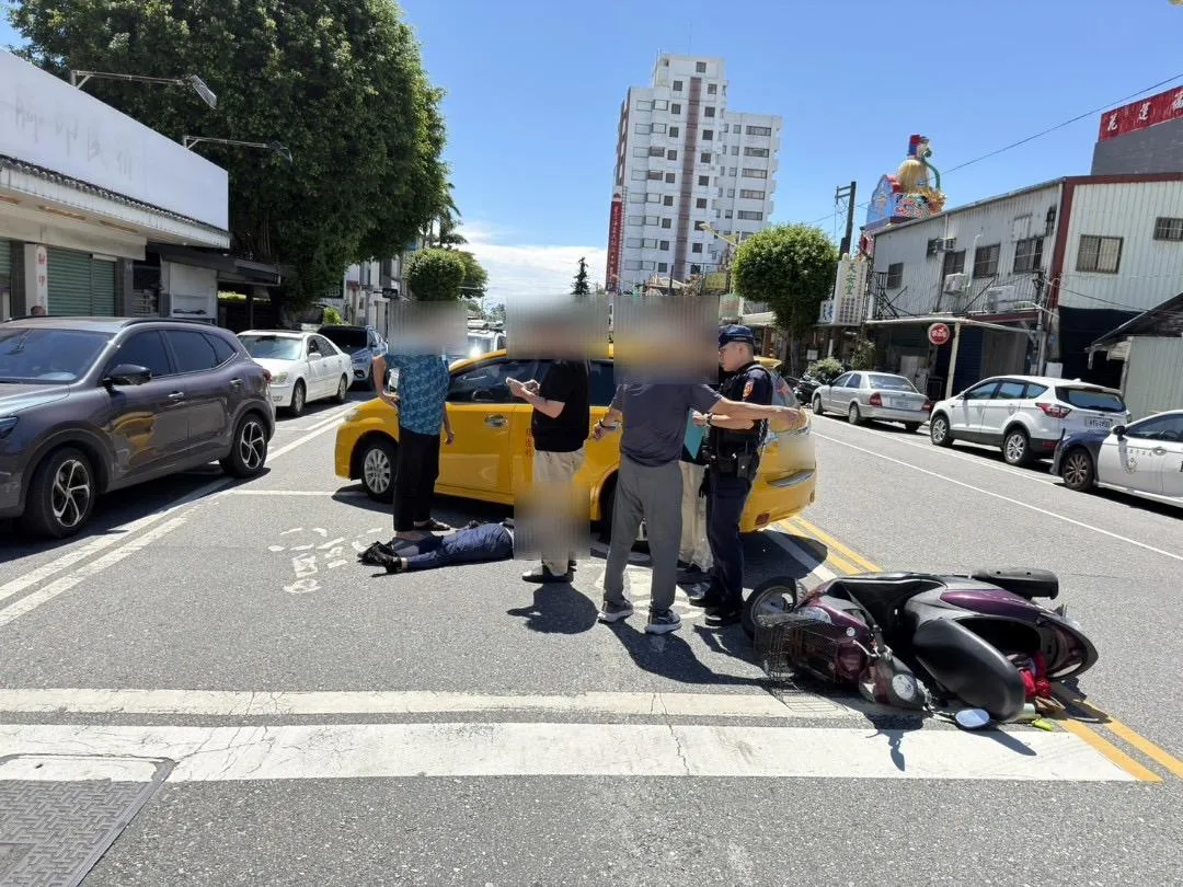 老婦遭計程車撞倒輾過。(圖/翻攝畫面)