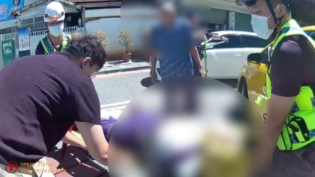 救護人員將老婦人緊急送醫搶救。(圖/翻攝畫面)