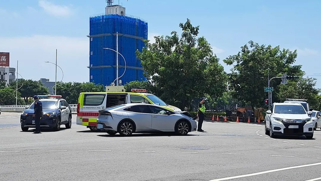 高雄市楠梓區發生一起自小客車與救護車相撞的交通事故。(圖/翻攝畫面)