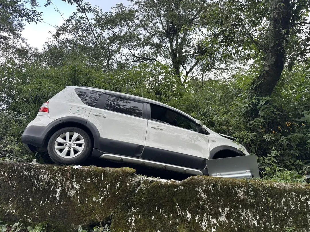 員警獲報到場時,發現車內4人意識皆清楚,僅有輕微擦挫傷,無生命危險。(圖/警方提供)