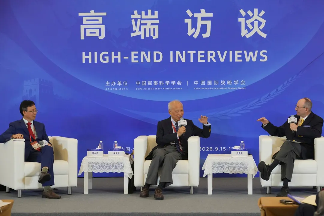 陸駐美前大使崔天凱(中)與美國海軍分析中心研究員馮德威(右)對談。(圖/美聯社)