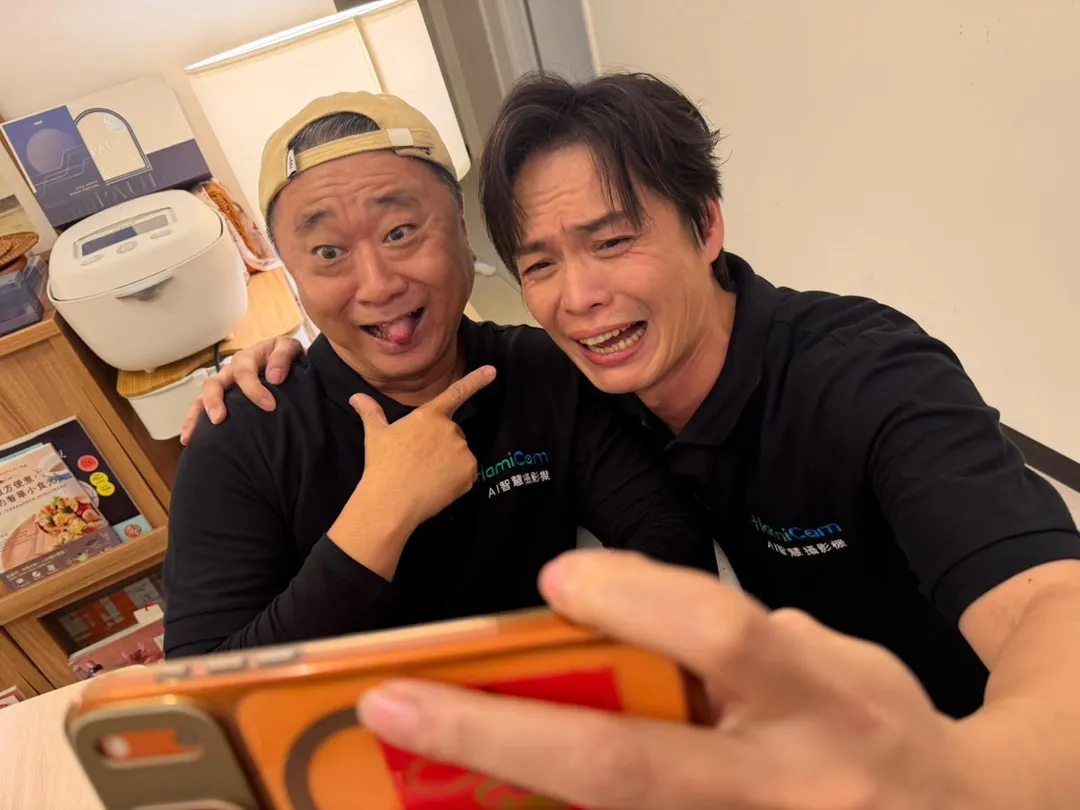 黃鐙輝(右)和邰智源(左)以《真料理兩鍋論》共同入圍「綜藝節目主持人獎」。(圖/我在娛樂 提供)