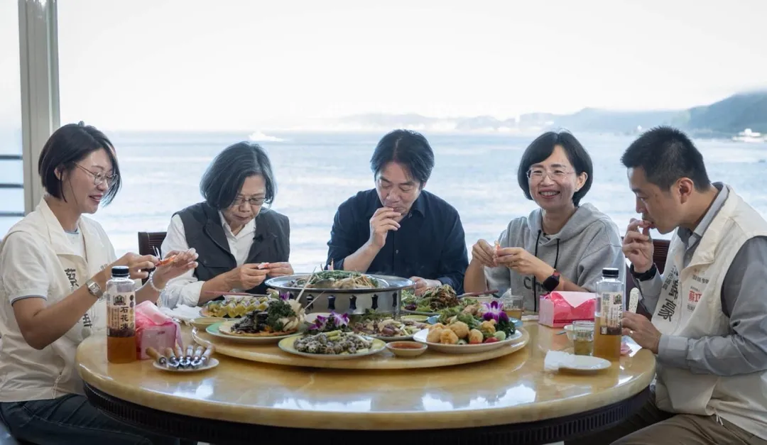 總統賴清德日前邀請前總統蔡英文及民進黨新北市長參選人蘇巧慧到萬里吃海鮮。(圖/賴清德臉書)