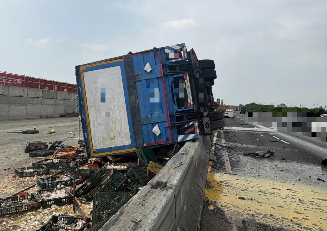 現場汽車零件噴飛灑滿一地，滿地碎雞蛋殼和蛋液。（圖／警方提供）