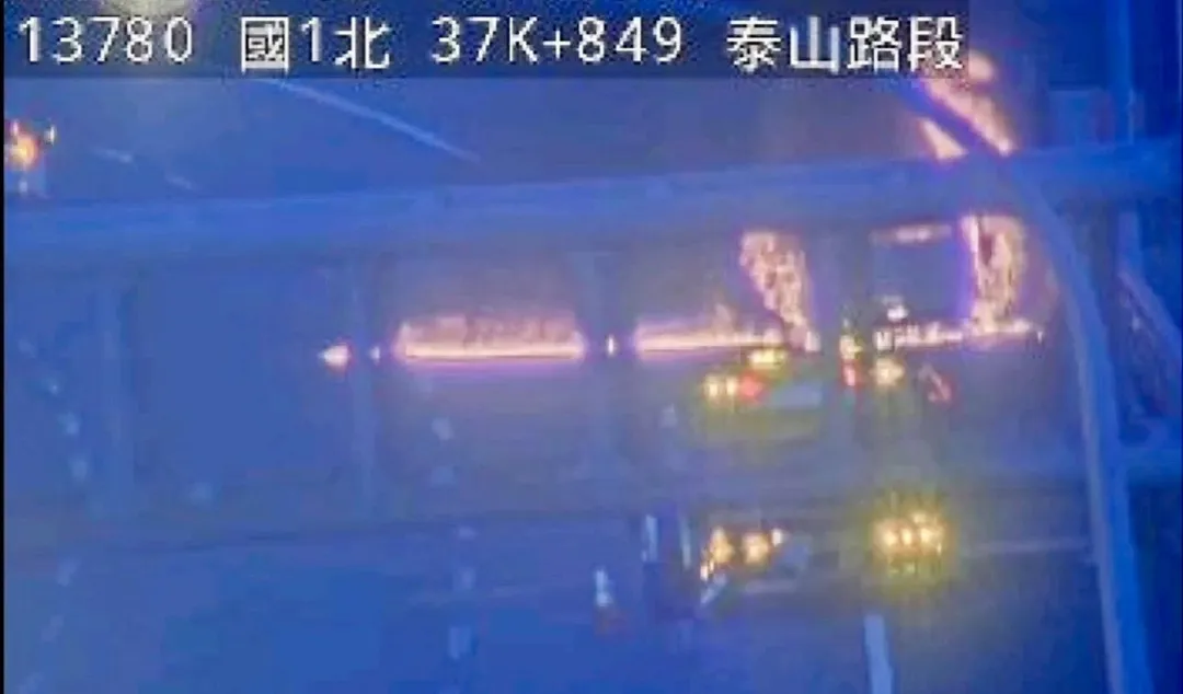 國道1號傍晚發生廂型車起火意外。（圖／翻攝畫面）