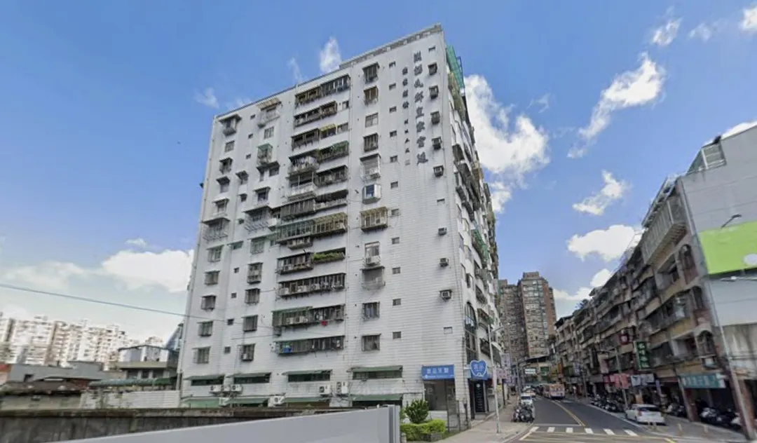 該間非法養護中心隱身在汐止一處社區大樓內。(圖/翻攝畫面)