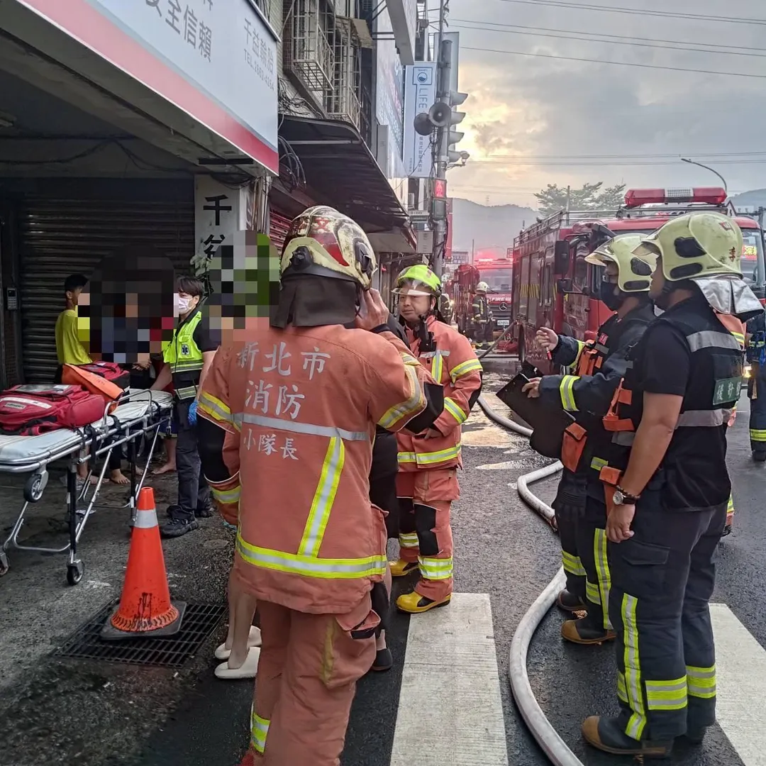 警消趕往現場灌救跟救人。(圖/新北市消防局提供)