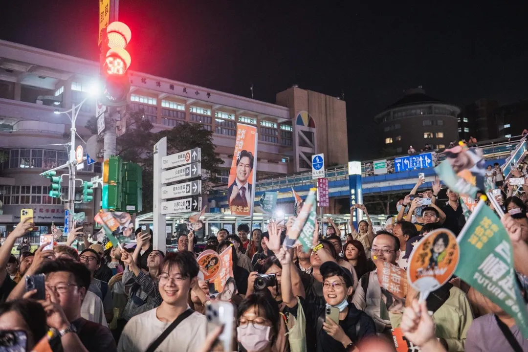 沈伯洋昨日前往公館商圈掃街熱度爆棚,人潮擠爆商店街。(圖/沈伯洋競辦提供)