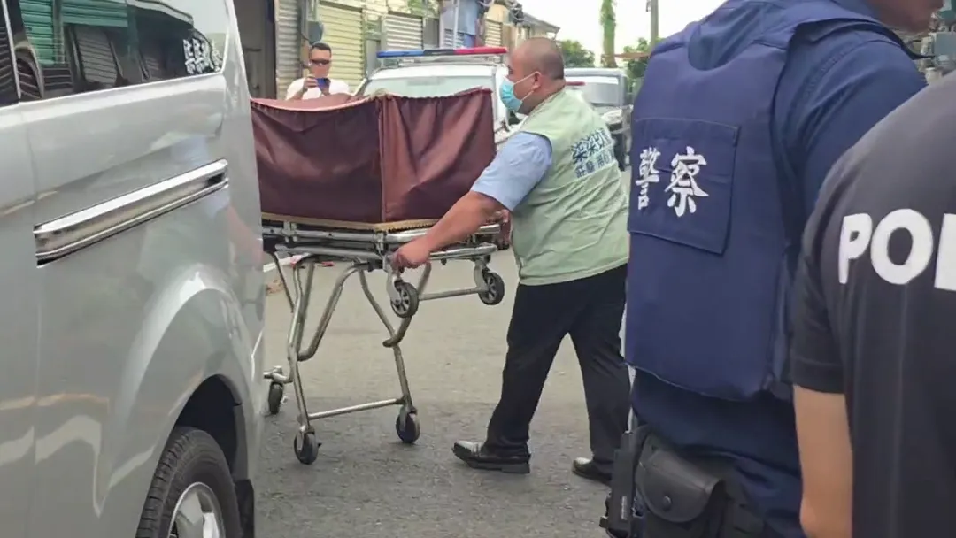 死者被禮儀公司運出案發現場。（圖／中天新聞）