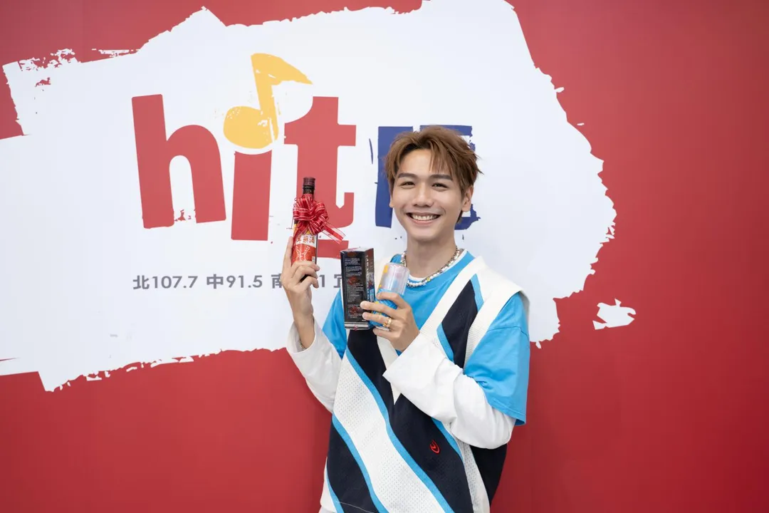 蔡旻佑收飛機杯當禮物,驚吐太小了。(圖/Hit Fm聯播網 提供)