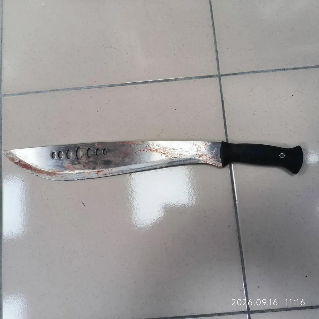 消防人員到場檢視,發現古男倒臥KTV門口,臉部有明顯刀傷,胸口有深度撕裂傷,手臂與背後約有10道刀傷痕跡,血跡染滿整件上衣。(圖/警方提供)
