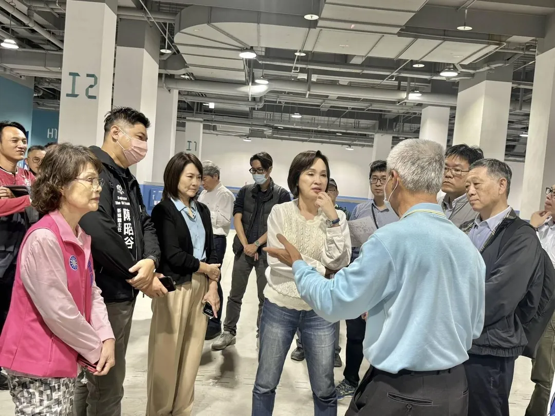 柯志恩巡視高雄前鎮漁港。(圖/柯志恩競辦提供)