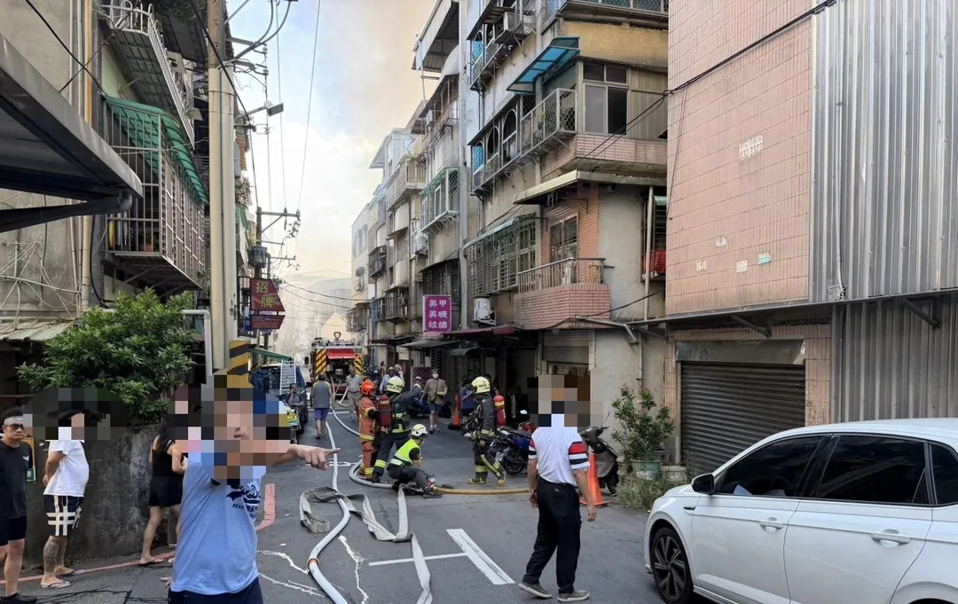 淡水水源街一處公寓發生火警。（圖／翻攝畫面）