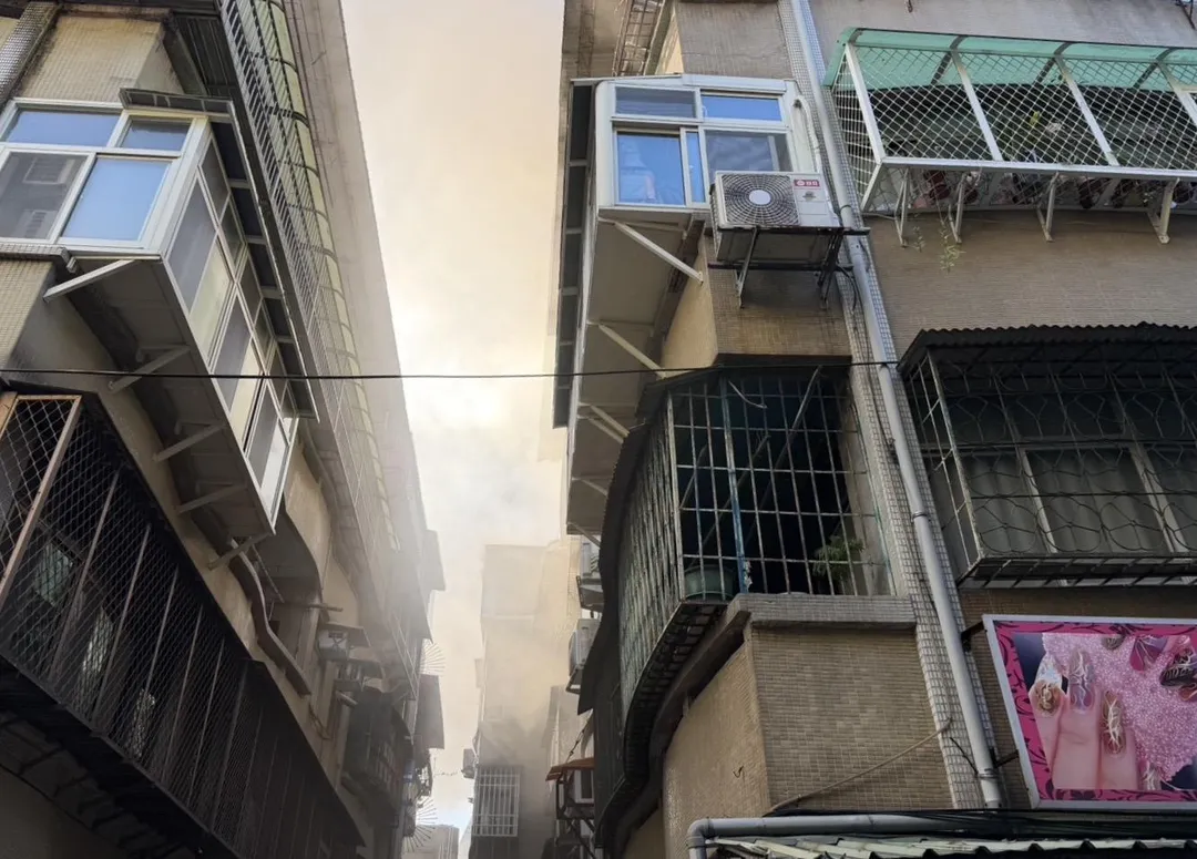 現場頂加4樓濃煙不斷冒出。（圖／翻攝畫面）