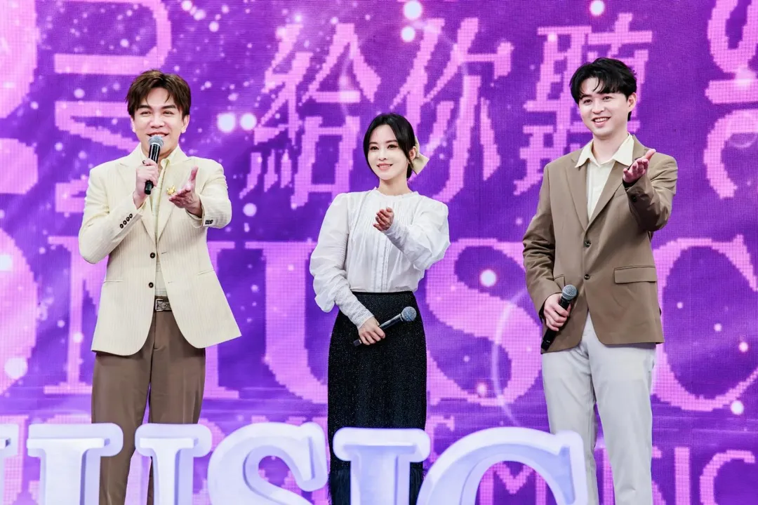 許志豪、杜忻恬、李子森一同主持《唱歌給你聽》。（圖／中視提供）