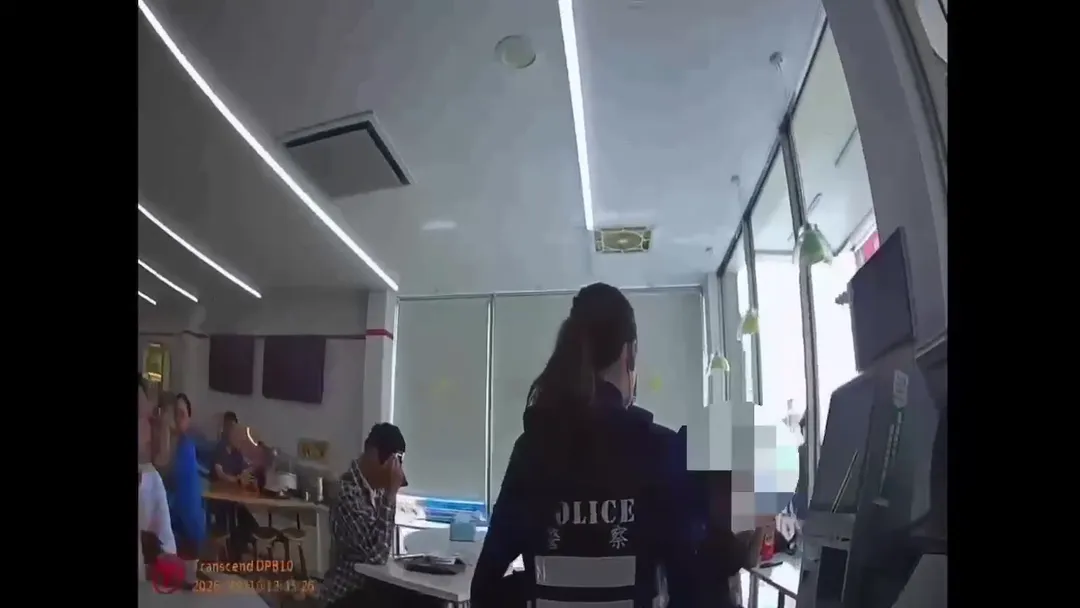網友發文提醒,高雄大寮捷運站周邊有男子攜帶刀械及甩棍閒晃。(圖/警方提供)