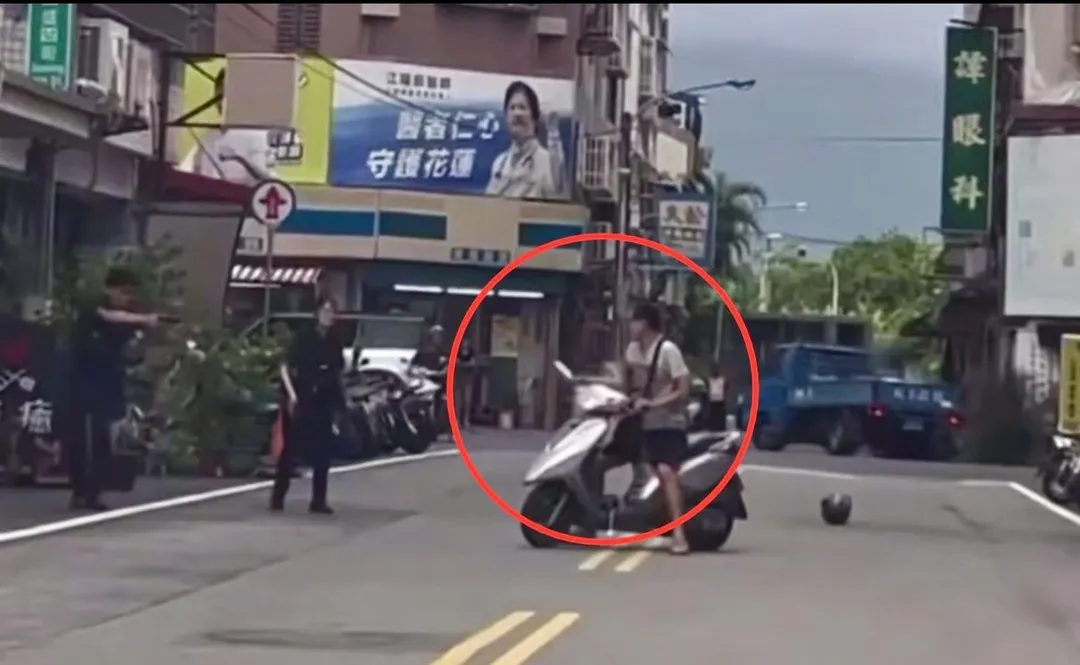 男子揮刀後騎機車逃逸。(圖/翻攝自黑色豪門企業)