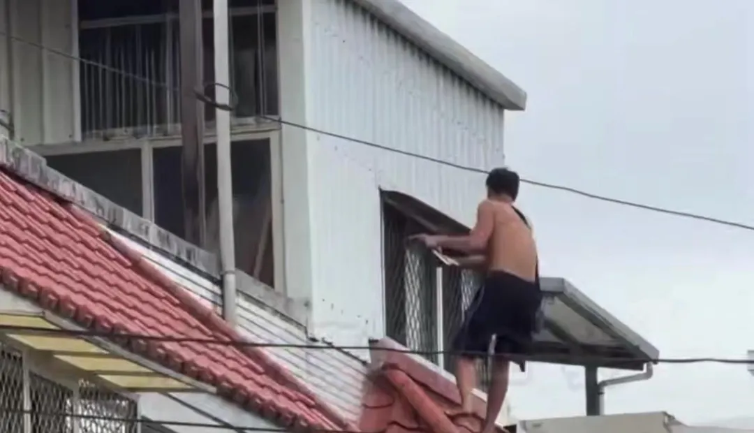 男子逃到吉安鄉爬民宅拒捕。(圖/翻攝自黑色豪門企業)
