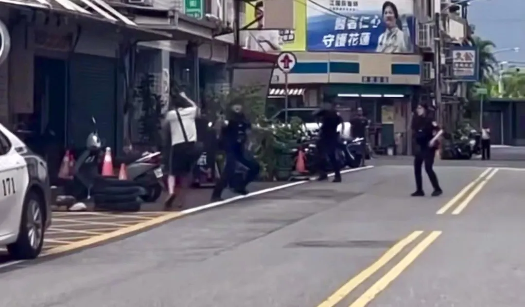 男子持刀朝員警揮砍。(圖/翻攝自黑色豪門企業)