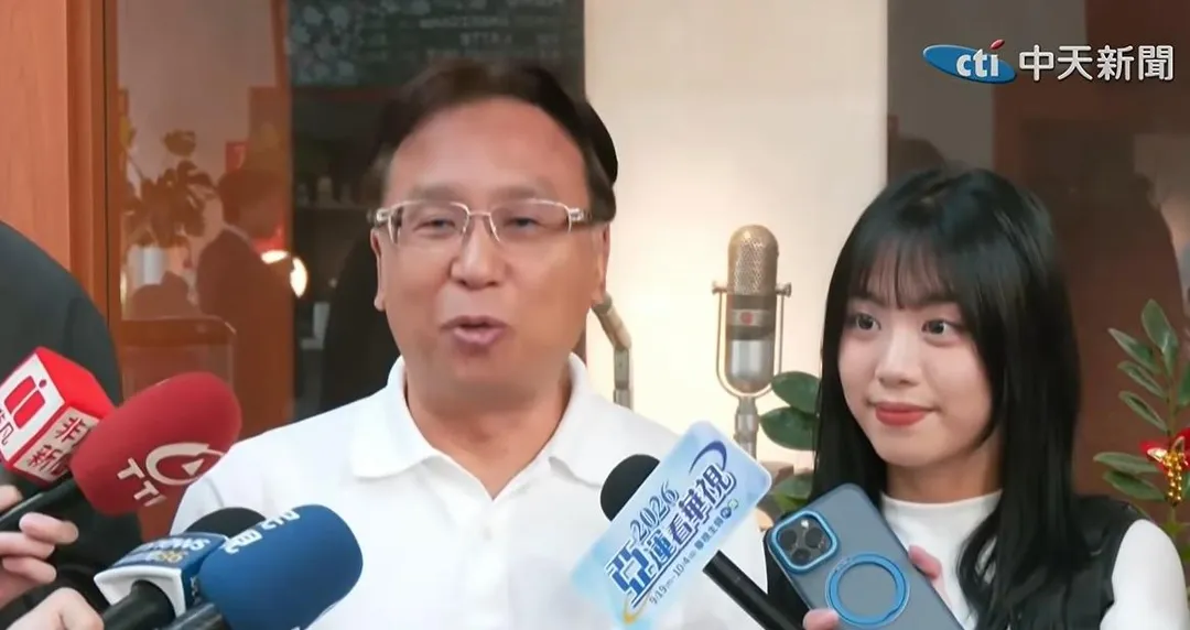 國民黨彰化縣長參選人魏平政和女兒魏敬倫接受媒體聯訪。（圖／中天新聞）