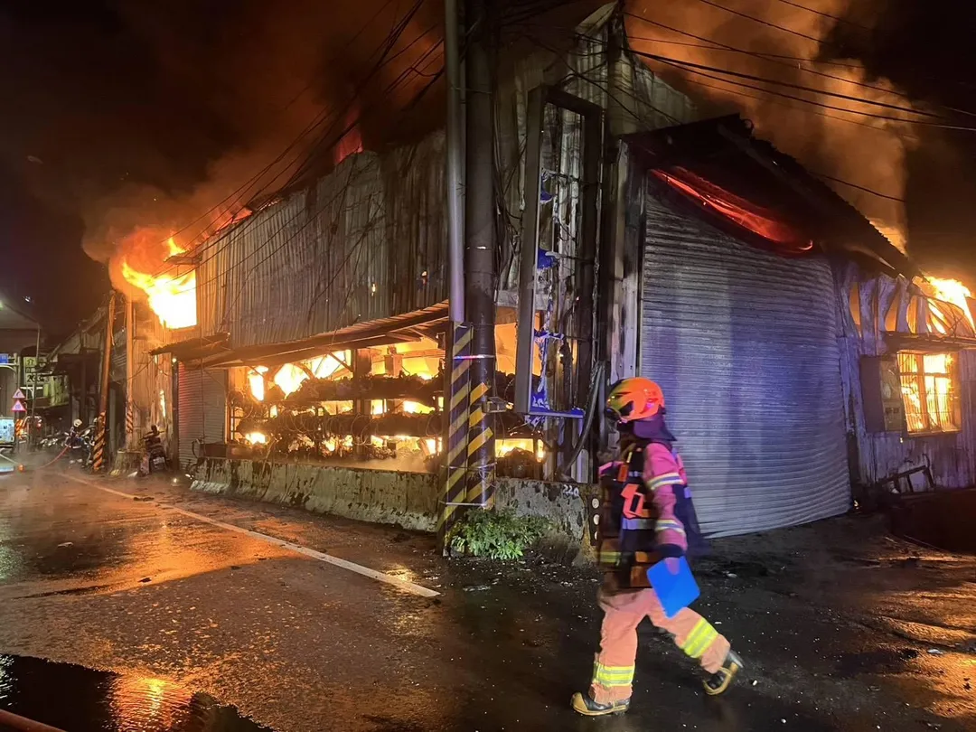 三峽汽修廠火警現場。(圖/民眾提供)