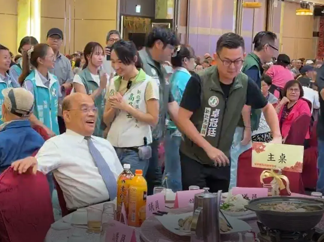 根據民眾提供影片顯示，前行政院長蘇貞昌在9月初的一場敬老餐會上，率民進黨議員大進場，打斷李四川的致詞。（圖／中天新聞翻攝）