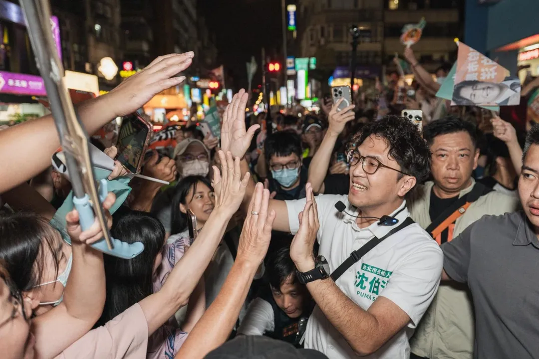 沈伯洋15日前往公館商圈掃街。受到現場支持者與年輕學子熱烈歡迎。（圖/沈伯洋競辦提供）