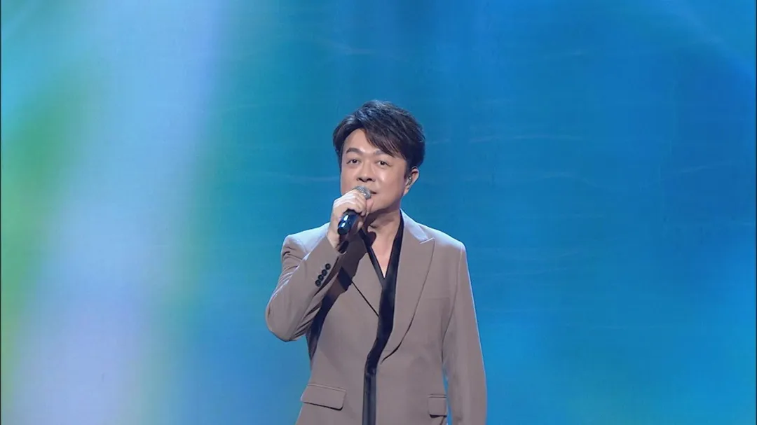 翁立友演唱〈彩色人生〉、〈愛老虎油〉。（圖／中視提供）