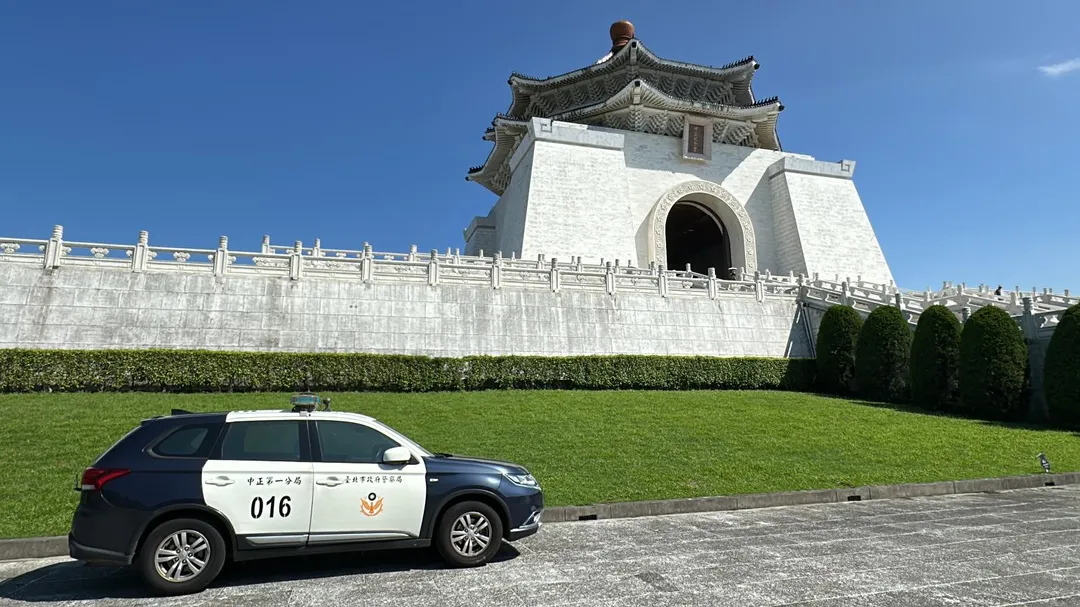 警方巡邏車直接開進中正紀念堂前庭。（圖／塗豐駿攝）