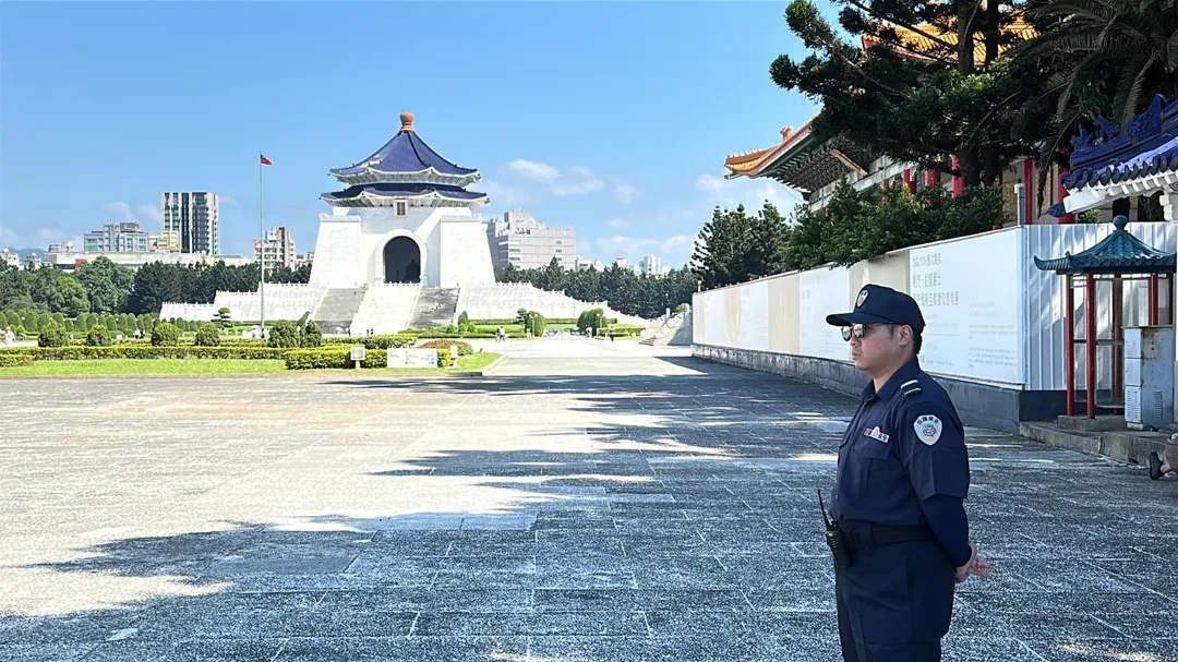 中正紀念堂保全與警力加強維安。（圖／塗豐駿攝）