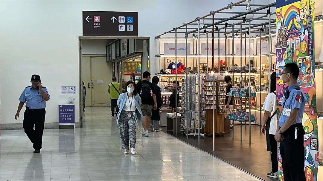 場館內保全人力加強巡視。（圖／塗豐駿攝）