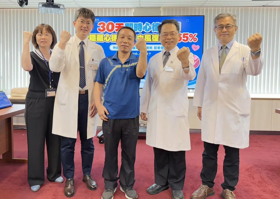 病友王先生(中)在臺中榮總醫療團隊協助下,治療缺血性腦中風並找出中風原因是陣發性心房顫動,精準治療、預防中風復發。(圖/臺中榮總)
