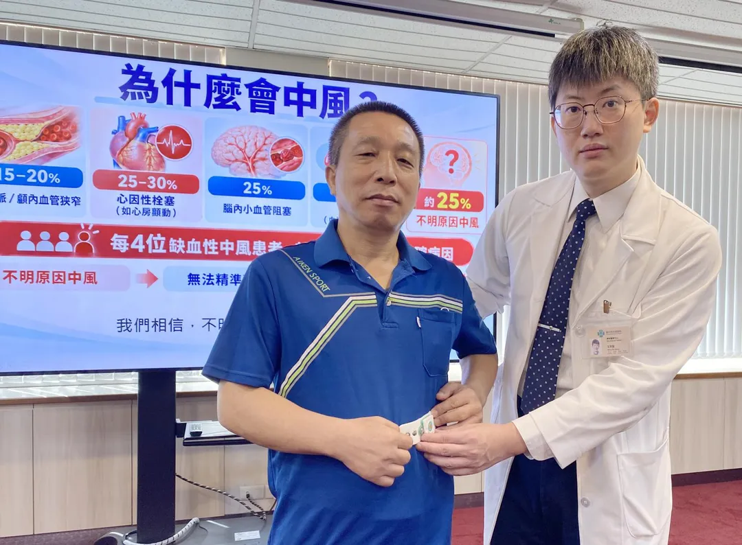 病友王先生(左)受即時30天連續心律監測(圖中手持貼身體的監測片),且即時連接遠距醫療中心24小時分析,揪出中風病因是陣發性心房顫動。(圖/臺中榮總)