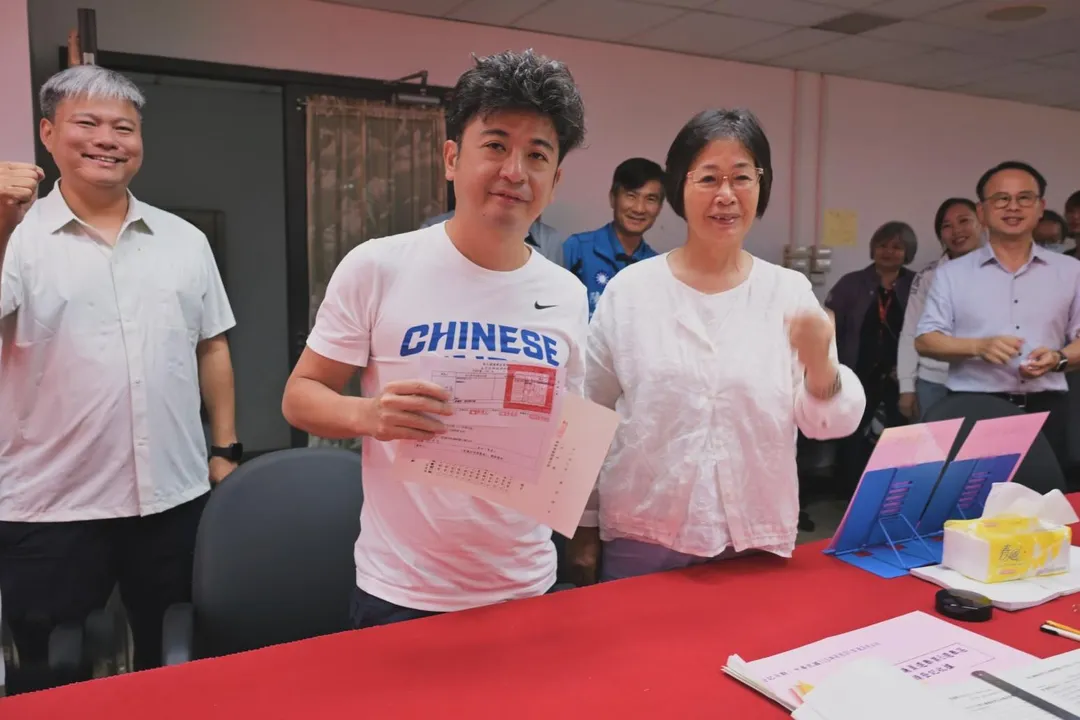彰化縣議長謝典霖和母親鄭汝芬。(圖/謝典霖臉書)