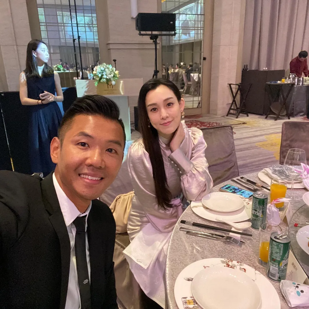 陳建州(左)透露長期忙於工作睡眠不足,恐是此次心肌梗塞發病的警訊。(圖/翻攝自范瑋琪臉書)